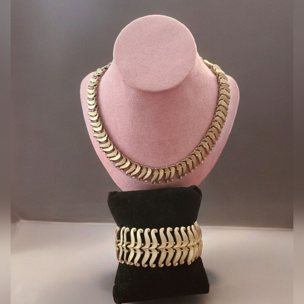 Vintage 1960s Signed Kramer Brushed Gold Tone Necklace and Earring Set  J1-32